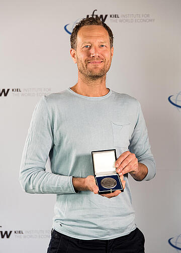 Bas van Abel showing his medal