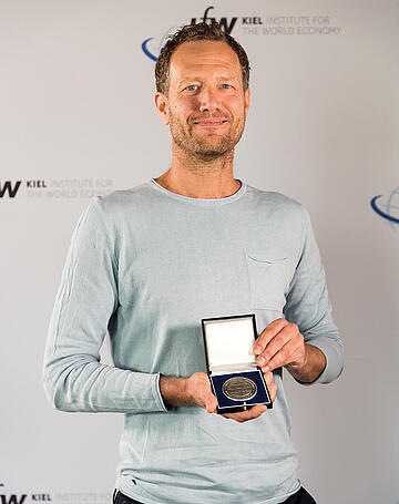 Bas van Abel showing his medal