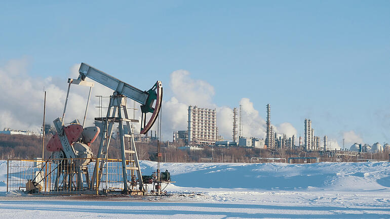 Petrochemische Großanlage mit Pumpe für die Förderung von Erdöl / Large petrochemical plant with pump for crude oil production, petroleum industry