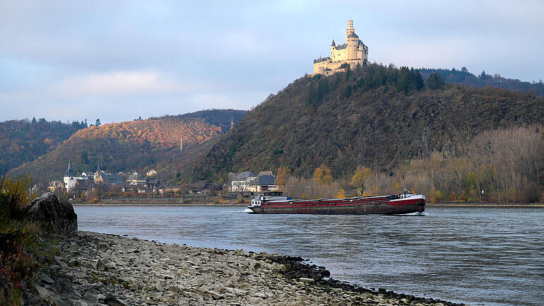 Der Rhein mit Niedrigwasser bei Braubach mit Binnenschiff und Marksburg