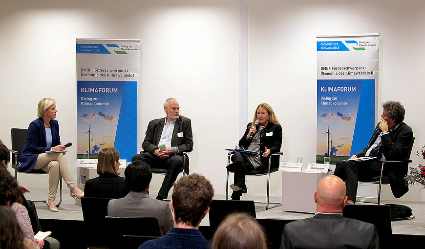 Panel mit Prof. Dr. Gert G. Wagner (SVRV), Ingrid-Gabriela Hoven (GIZ) und Dr. Olaf Burghoff (GDV), moderiert von Conny Czymoch