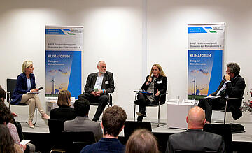 Panel mit Prof. Dr. Gert G. Wagner (SVRV), Ingrid-Gabriela Hoven (GIZ) und Dr. Olaf Burghoff (GDV), moderiert von Conny Czymoch