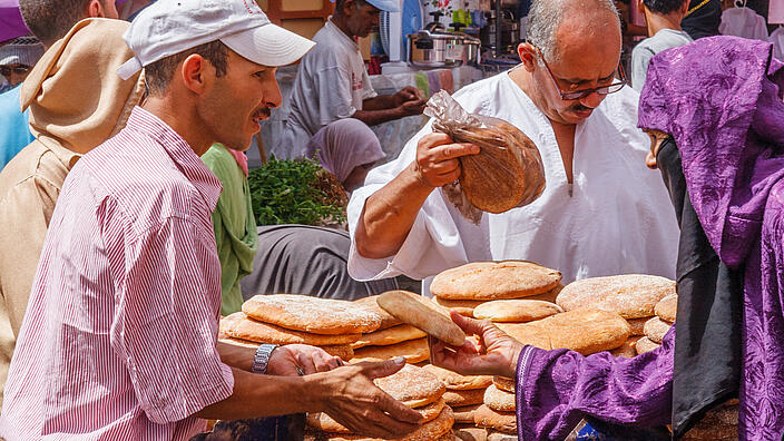 Einkaufen für Brot im Souk von Marrakesch / Shopping for bread in the souk of Marrakech