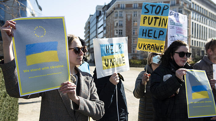 Menschen bei einer Demonstration gegen den Krieg in der Ukraine