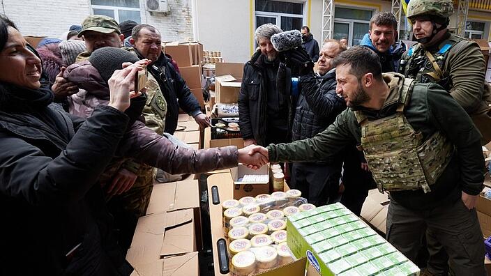 Präsident Selenskyj mit Lebensmittelpaketen