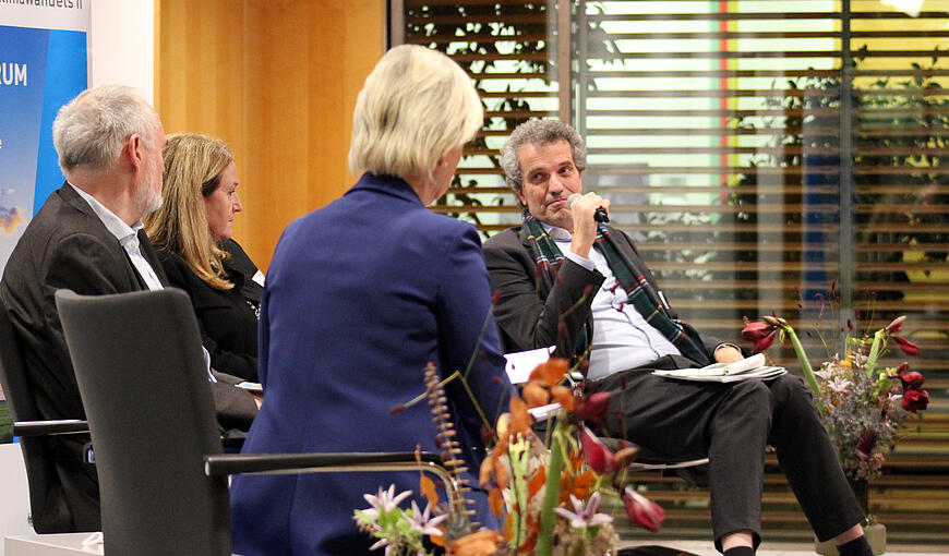 Panel mit Prof. Dr. Gert G. Wagner (SVRV), Ingrid-Gabriela Hoven (GIZ) und Dr. Olaf Burghoff (GDV), moderiert von Conny Czymoch