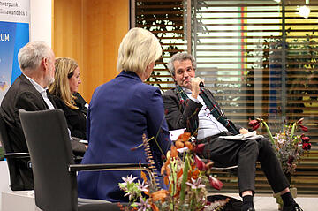 Panel mit Prof. Dr. Gert G. Wagner (SVRV), Ingrid-Gabriela Hoven (GIZ) und Dr. Olaf Burghoff (GDV), moderiert von Conny Czymoch