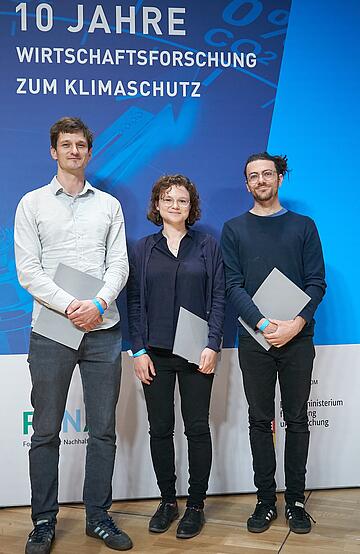 Die Preisträger:innen des Early Career Best Paper Awards Hannes Greve, Svenja Fluhrer und Lorenzo Montrone (v.l.)