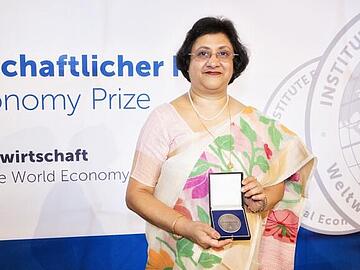 Arundhati Bhattacharya zeigt die Medaille, die sie bei der Verleihung des Weltwirtschaftlichen Preises 2017 erhalten hat.