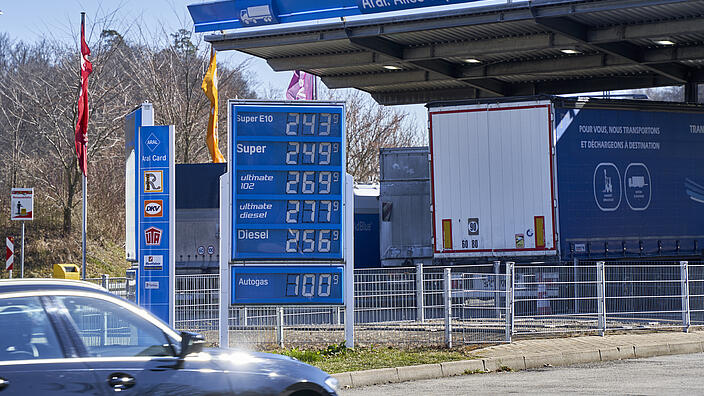 Preistafel mit hohen Benzin-, Diesel- und Kraftstoffpreisen / Price board with high gasoline, diesel and fuel prices
