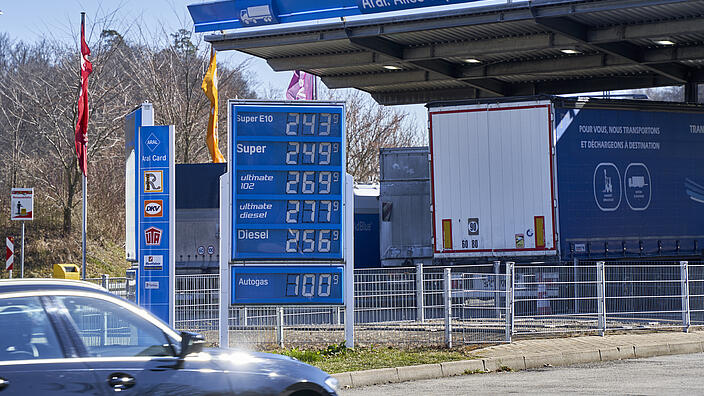 Preistafel mit hohen Benzin-, Diesel- und Kraftstoffpreisen / Price board with high gasoline, diesel and fuel prices