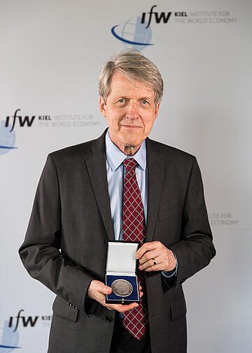 Robert Shiller showing his medal