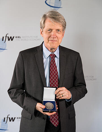 Robert Shiller showing his medal
