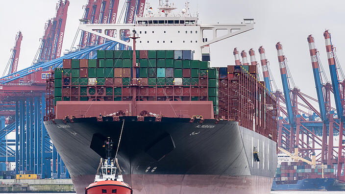 Containerschiff im Hamburger Hafen