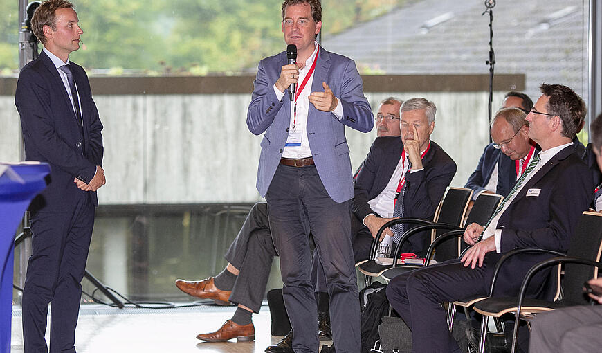 Attendee has question to stage speaker
