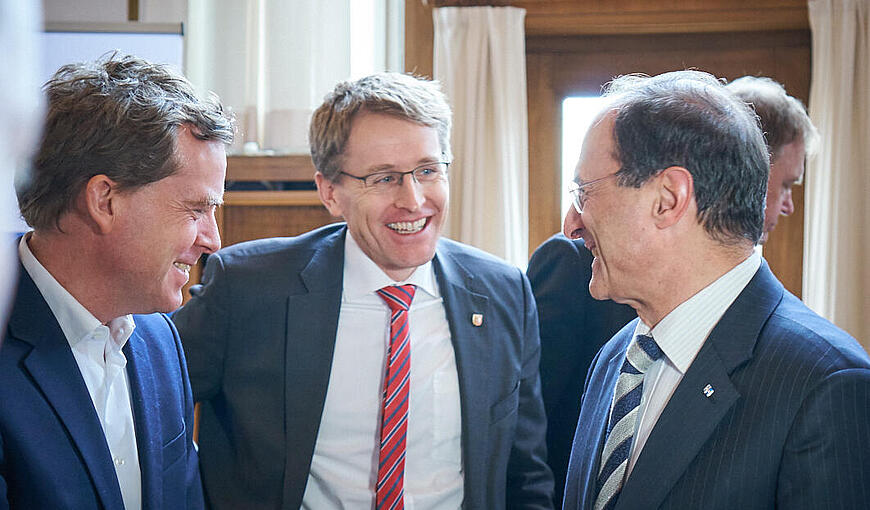 v.l.: Kiels Oberbürgermeister Ulf Kämpfer, SH-Ministerpräsident Daniel Günther, Dennis Snower