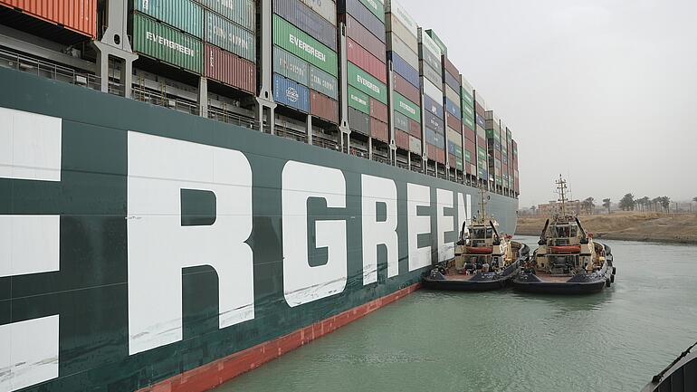 Havariertes Containerschiff im Suezkanal