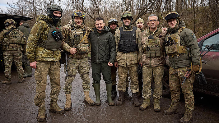 Präsident Selenskyi besucht die Armee