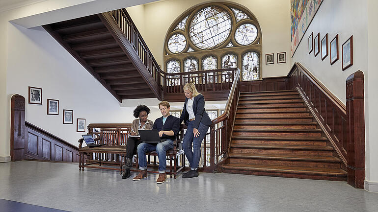 Staircase Students sitting on a bench in Kiel Institute´s hallway