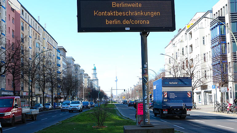 Digital traffic sign announcing contact restrictions within Berlin
