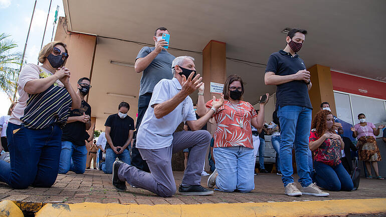 Beten für Ende Lockdown / Store owners kneel and pray in front of the Apucarana city hall to protest against the imposed lockdown to contain the covid-19 pandemic