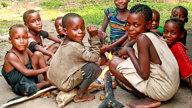 Bayaka children around cooking fire/ Kinder des Bayaka-Volkes an einer Feuerstelle