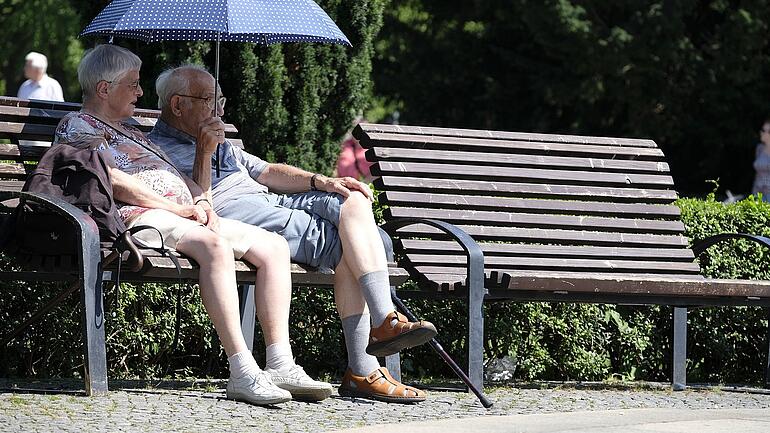 Rentner auf Parkbank